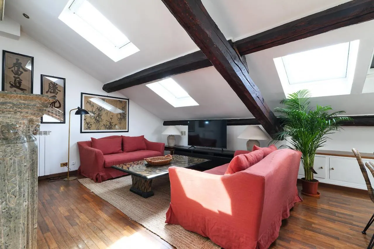 Elegant P.Venezia Attic Apartment Milan